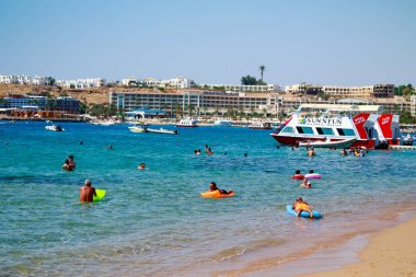 Mısır, Sharm El Sheikh -20 Temmuz 2018: plaj tatil, Bay Na'ama Bai, kumlu plaj denizin insanlar ölüyor. Red Sea'deki/daki Sina Yarımadası.