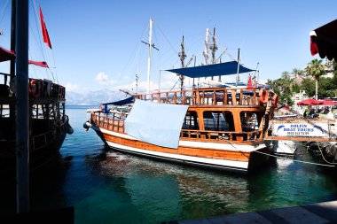 Antalya, Türkiye - 21 Haziran 2017: Bir tatil beldesi Antalya eski liman tekneler vardır.