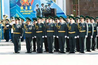 Petropavlovsk 7 Mayıs 2016: Resmi tatil. Defender'ı vatan günün Kazakistan'da 7 Mayıs kutladı. Asker ve askeri. Toplu kutlamalar insanlar.