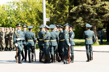 Petropavlovsk 7 Mayıs 2016: Resmi tatil. Defender'ı vatan günün Kazakistan'da 7 Mayıs kutladı. Asker ve askeri. Toplu kutlamalar insanlar.