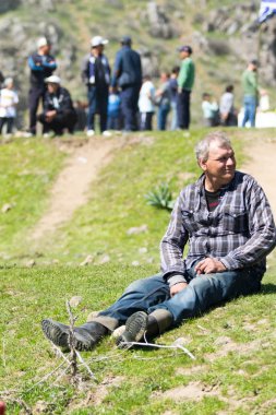 Kazakistan, Çimkent - 9 Nisan 2017. Erkekler kadınlar kadınlar çocuk dağlar bahar. Jöle manzara manzara.