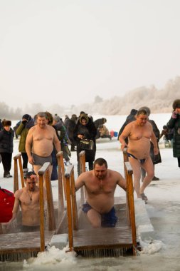 Petropavlovsk, Kazakistan - 19 Ocak 2018: vaftiz. Kışın buz delik insanlar yüzmek.