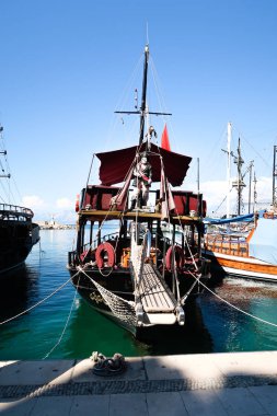 Antalya, Türkiye - 21 Haziran 2017: Bir tatil beldesi Antalya eski liman tekneler vardır.