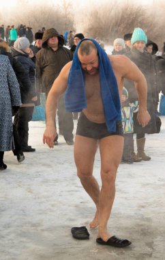 Petropavlovsk, Kazakistan - 19 Ocak 2018: vaftiz. Kışın buz delik insanlar yüzmek.