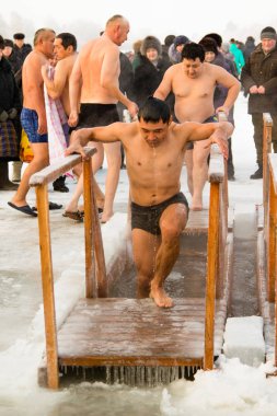 Petropavlovsk, Kazakistan - 19 Ocak 2018: vaftiz. Kışın buz delik insanlar yüzmek.