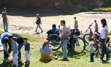 Kazakistan, Çimkent - 9 Nisan 2017. Erkekler kadınlar kadınlar çocuk dağlar bahar. Jöle manzara manzara.