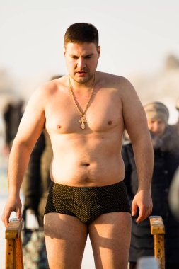 Petropavlovsk, Kazakistan - 19 Ocak 2018: vaftiz. Kışın buz delik insanlar yüzmek.