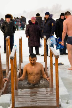 Petropavlovsk, Kazakistan - 19 Ocak 2018: vaftiz. Kışın buz delik insanlar yüzmek.