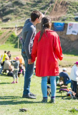Kazakistan, Çimkent - 9 Nisan 2017. Erkekler kadınlar kadınlar çocuk dağlar bahar. Jöle manzara manzara.