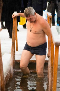 Petropavlovsk, Kazakistan - 19 Ocak 2018: vaftiz. Kışın buz delik insanlar yüzmek.