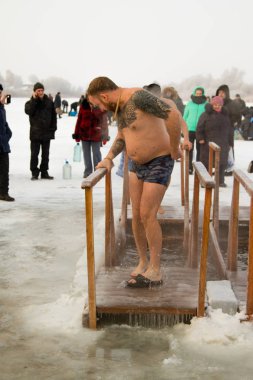 Petropavlovsk, Kazakistan - 19 Ocak 2018: vaftiz. Kışın buz delik insanlar yüzmek.