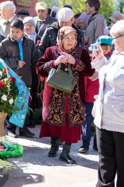 Petropavlovsk, Kazakistan - 9 Mayıs 2016: 9 Mayıs 2016 Petropavlovsk, Kazakistan'daki zafer günü. Ölü savaş anısına. Üyeler mutlu.