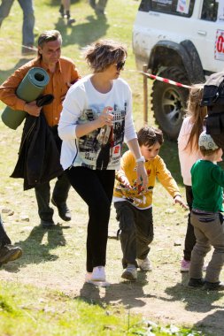 Kazakistan, Çimkent - 9 Nisan 2017. Erkekler kadınlar kadınlar çocuk dağlar bahar. Jöle manzara manzara.