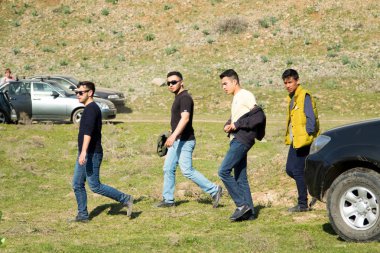 Kazakistan, Çimkent - 9 Nisan 2017. Erkekler kadınlar kadınlar çocuk dağlar bahar. Jöle manzara manzara.