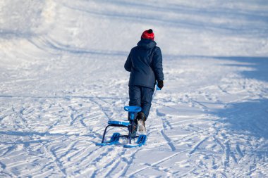 Petropavlovsk, Kazakistan - 23 Aralık 2018: çocuklar ve ebeveynler Kayak Kış bir kızak üzerinde. Kazakistan, spor tatil.