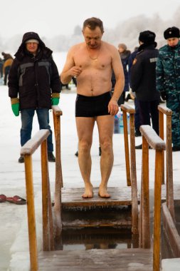 Petropavlovsk, Kazakistan - 19 Ocak 2018: vaftiz. Kışın buz delik insanlar yüzmek.