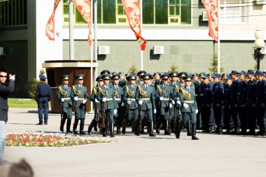 Petropavlovsk 7 Mayıs 2016: Resmi tatil. Defender'ı vatan günün Kazakistan'da 7 Mayıs kutladı. Asker ve askeri. Toplu kutlamalar insanlar.