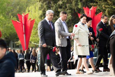 Petropavlovsk 7 Mayıs 2016: Resmi tatil. Defender'ı vatan günün Kazakistan'da 7 Mayıs kutladı. Asker ve askeri. Toplu kutlamalar insanlar.