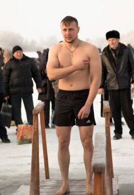 Petropavlovsk, Kazakistan - 19 Ocak 2018: vaftiz. Kışın buz delik insanlar yüzmek.