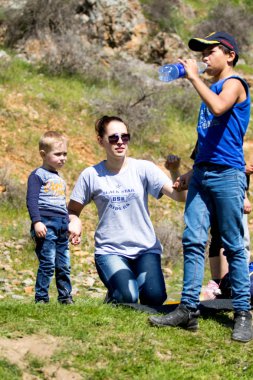 Kazakistan, Çimkent - 9 Nisan 2017. Erkekler kadınlar kadınlar çocuk dağlar bahar. Jöle manzara manzara.