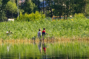 Petropavlovsk, Kazakistan - 28 Temmuz 2018: İnsanlar göl kenarında lastik gemilerde balıkçılar, balık. Lake Pestroe, Petropavlovsk, Kazakistan.