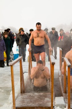 Petropavlovsk, Kazakistan - 19 Ocak 2018: vaftiz. Kışın buz delik insanlar yüzmek.