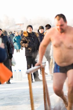 Petropavlovsk, Kazakistan - 19 Ocak 2018: vaftiz. Kışın buz delik insanlar yüzmek.