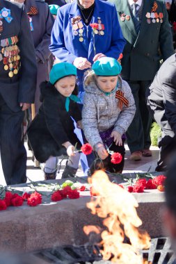 Petropavlovsk, Kazakistan - 9 Mayıs 2016: 9 Mayıs 2016 Petropavlovsk, Kazakistan'daki zafer günü. Ölü savaş anısına. Üyeler mutlu.