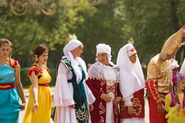 Petropavlovsk, Kazakistan - 28 Temmuz 2016: Festival, 80 yıl Kuzey Kazakistan bölgesi. Kitle kutlama etnik halk, geleneksel kostümleri insanlar sokaklarda Petropavlovsk kutlamak..
