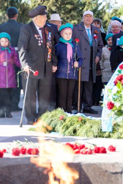 Petropavlovsk, Kazakistan - 9 Mayıs 2016: 9 Mayıs 2016 Petropavlovsk, Kazakistan'daki zafer günü. Ölü savaş anısına. Üyeler mutlu.