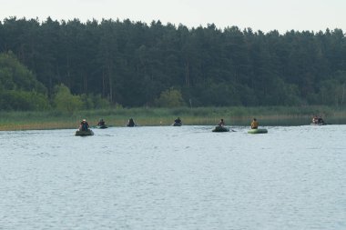Petropavlovsk, Kazakistan - 28 Temmuz 2018: İnsanlar göl kenarında lastik gemilerde balıkçılar, balık. Lake Pestroe, Petropavlovsk, Kazakistan.
