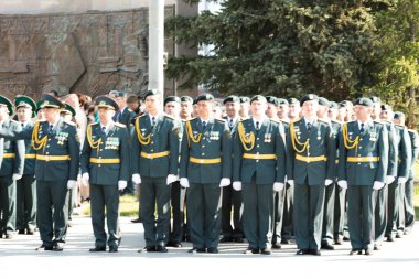 Petropavlovsk 7 Mayıs 2016: Resmi tatil. Defender'ı vatan günün Kazakistan'da 7 Mayıs kutladı. Asker ve askeri. Toplu kutlamalar insanlar.