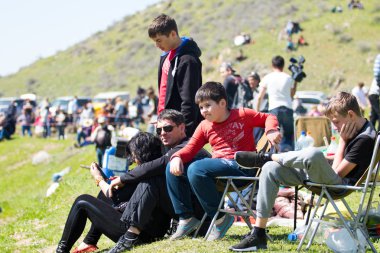 Kazakistan, Çimkent - 9 Nisan 2017. Erkekler kadınlar kadınlar çocuk dağlar bahar. Jöle manzara manzara.