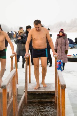Petropavlovsk, Kazakistan - 19 Ocak 2018: vaftiz. Kışın buz delik insanlar yüzmek.
