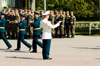 Petropavlovsk 7 Mayıs 2016: Resmi tatil. Defender'ı vatan günün Kazakistan'da 7 Mayıs kutladı. Asker ve askeri. Toplu kutlamalar insanlar.