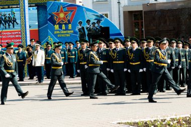 Petropavlovsk 7 Mayıs 2016: Resmi tatil. Defender'ı vatan günün Kazakistan'da 7 Mayıs kutladı. Asker ve askeri. Toplu kutlamalar insanlar.