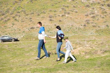Kazakistan, Çimkent - 9 Nisan 2017. Erkekler kadınlar kadınlar çocuk dağlar bahar. Jöle manzara manzara.