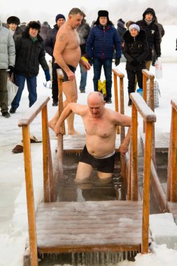 Petropavlovsk, Kazakistan - 19 Ocak 2018: vaftiz. Kışın buz delik insanlar yüzmek.