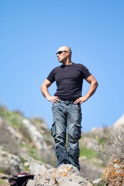 Kazakistan, Çimkent - 9 Nisan 2017. Erkekler kadınlar kadınlar çocuk dağlar bahar. Jöle manzara manzara.