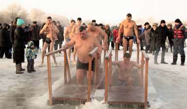 Petropavlovsk, Kazakistan - 19 Ocak 2018: vaftiz. Kışın buz delik insanlar yüzmek.