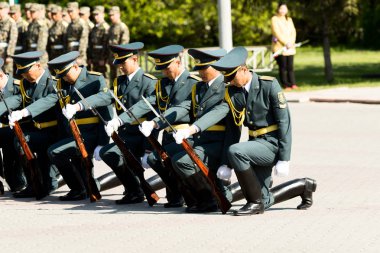 Petropavlovsk 7 Mayıs 2016: Resmi tatil. Defender'ı vatan günün Kazakistan'da 7 Mayıs kutladı. Asker ve askeri. Toplu kutlamalar insanlar.