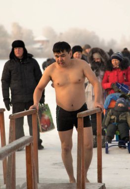 Petropavlovsk, Kazakistan - 19 Ocak 2018: vaftiz. Kışın buz delik insanlar yüzmek.