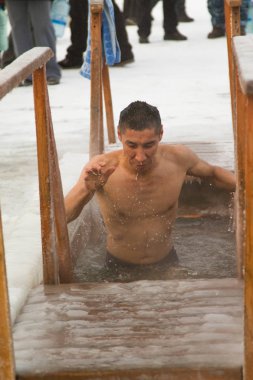 Petropavlovsk, Kazakistan - 19 Ocak 2018: vaftiz. Kışın buz delik insanlar yüzmek.