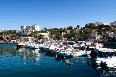 Antalya, Türkiye - 21 Haziran 2017: Bir tatil beldesi Antalya eski liman tekneler vardır.