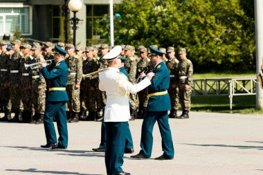 Petropavlovsk 7 Mayıs 2016: Resmi tatil. Defender'ı vatan günün Kazakistan'da 7 Mayıs kutladı. Asker ve askeri. Toplu kutlamalar insanlar.