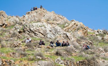 Kazakistan, Çimkent - 9 Nisan 2017. Erkekler kadınlar kadınlar çocuk dağlar bahar. Jöle manzara manzara.