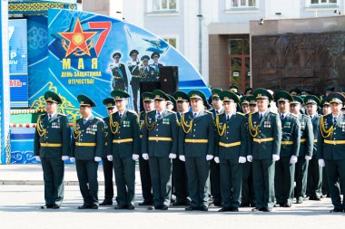 Petropavlovsk 7 Mayıs 2016: Resmi tatil. Defender'ı vatan günün Kazakistan'da 7 Mayıs kutladı. Asker ve askeri. Toplu kutlamalar insanlar.