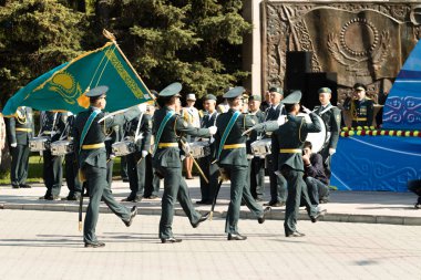 Petropavlovsk 7 Mayıs 2016: Resmi tatil. Defender'ı vatan günün Kazakistan'da 7 Mayıs kutladı. Asker ve askeri. Toplu kutlamalar insanlar.