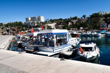 Antalya, Türkiye - 21 Haziran 2017: Bir tatil beldesi Antalya eski liman tekneler vardır.