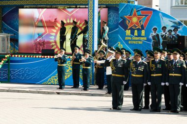 Petropavlovsk 7 Mayıs 2016: Resmi tatil. Defender'ı vatan günün Kazakistan'da 7 Mayıs kutladı. Asker ve askeri. Toplu kutlamalar insanlar.